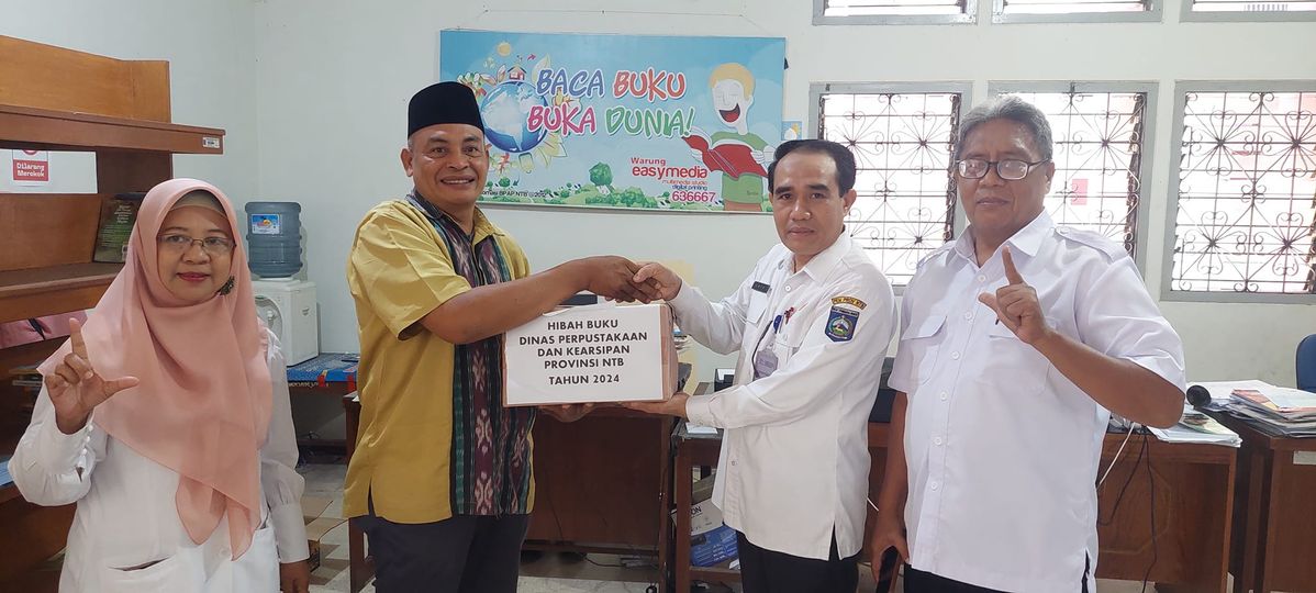 Pengurus Majelis Adat Sasak (MAS) menyerahkan Bantuan/Hibah Buku untuk Perpustakaan Masjid Pusaka Desa Kadindi, Pekat, Dompu.