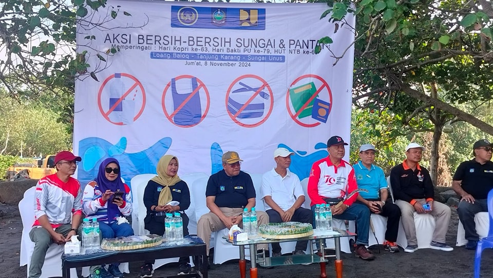 Gotong Royong Dalam Rangka HUT Ke 53 Korps Pegawai Republik Indonesia (KORPRI), HUT Ke-66 Provinsi NTB, dan Hari Bhakti Ke-79 Pekerjaan Umum